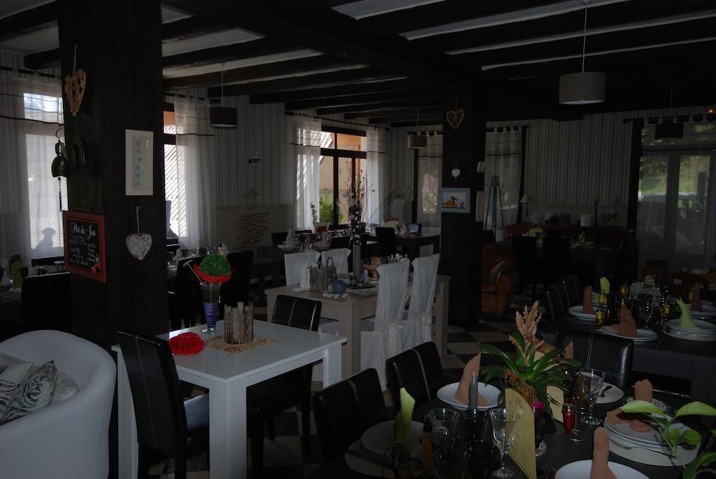 Hotel & Restaurant Le Chalvet Embrun ภายนอก รูปภาพ