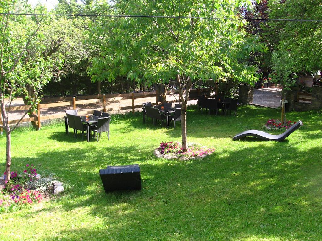 Hotel & Restaurant Le Chalvet Embrun ภายนอก รูปภาพ