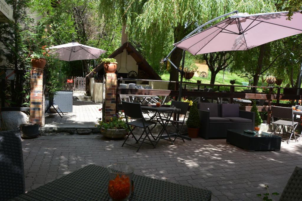Hotel & Restaurant Le Chalvet Embrun ภายนอก รูปภาพ